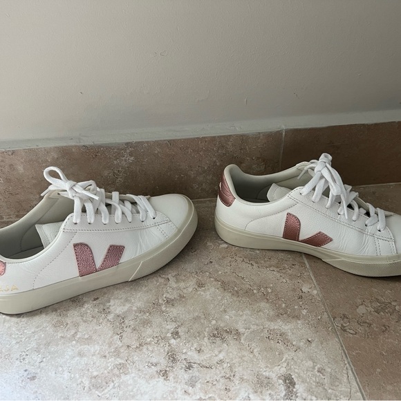 Veja leather lace up sneaker size 36 but I am a size 7 and fits perfectly. - Picture 4 of 6